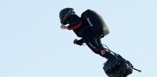 Cae al agua ‘hombre volador’ en Canal de la Mancha