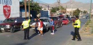 Regresan 16 mil alumnos de preparatoria a clases y aumenta tráfico de autos