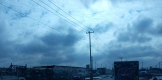 Enormes baches con agua dificultan tráfico por Óscar Flores