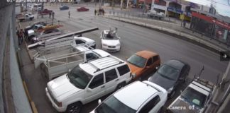 Captan a hombre que es atropellado y sale disparado en el aire