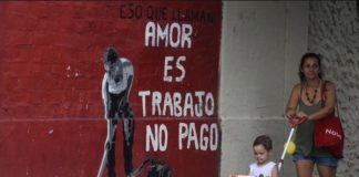 Las mamás trabajan mucho y reciben poco