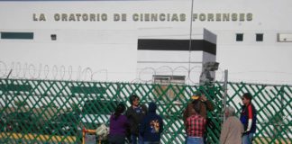 Condujo auto con cadáver de su esposa sentado y con lentes