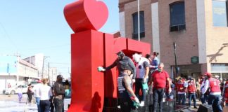 Reparan voluntarios daños causados por anarquistas en el Centro