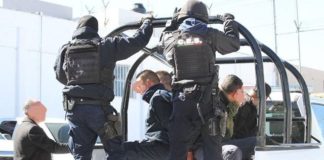 Arrestan a dos policías estatales por robo de celulares