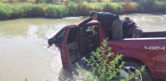 Cae troca a canal; bomberos la sacan
