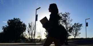 Quitarán visas a estudiantes que no tomen clases presenciales