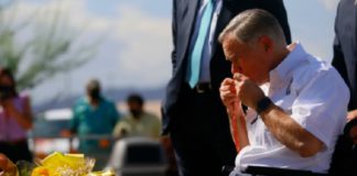 Acude gobernador de Texas a El Paso por Covid y memorial de Walmart