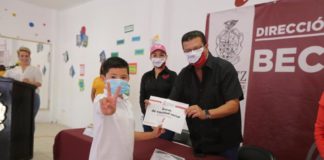 Entrega Alcalde becas en Samalayuca