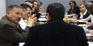 DESENTUERTOS: LANZA QUINTANA TÍMIDAS CRÍTICAS AL EX PATRÓN