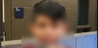 Él es el niño que migró a EU con hermanito de 7 meses