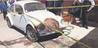 Hombre de la tercera edad sale de su casa, se rocía gasolina y se prende fuego