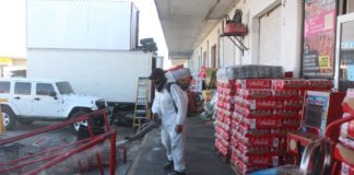 Continua santización de plazas y supermercados