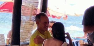 Sin cubrebocas, captan en la playa a Gatell