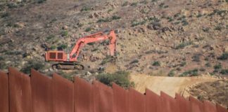Pese a orden de Biden, continúa construcción de muro