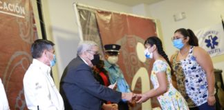Entregan becas escolares a hijos de empleados de Protección Civil