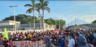 Caravana migrante sale de Chiapas, avanza hacia la CDMX