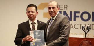 DESENTUERTOS: LE COBRA RECTOR A MARU… Y DELANTE DE LA GENTE