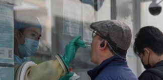 Ómicron se propaga como pólvora por el mundo; las fuertes restricciones regresan