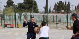 Se enfrentan policías con jóvenes, en partido de basquetbol