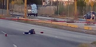 Lo atropellan y lo matan; se le salen tenis