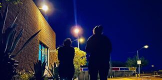 Sube mujer a puente e intenta arrojarse