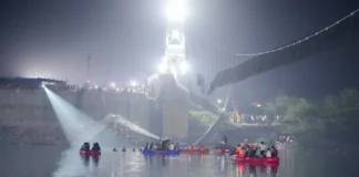 En India, aumentan a 137 los muertos tras derrumbe de un puente colgante