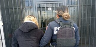 Resguardan policías a mujer que intentó arrojarse de un puente