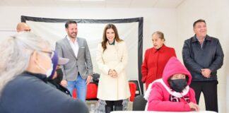 Entrega DIF Municipal chalecos a personas mayores del Consejo Puerto La Paz