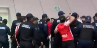 Vídeo: Aficionado de Chivas lanzó derechazo a policía por la espalda