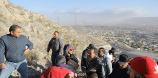 Acompaña el Presidente Municipal a feligreses en el retoque de las letras en la Sierra de Juárez