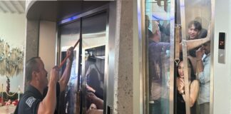 Rescatan policías a personas atrapadas en elevador