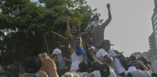 Venezolanos derriban estatuas de Chávez tras reelección de Maduro