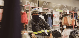 Trabajador muere aplastado por un elevador en tienda de ropa