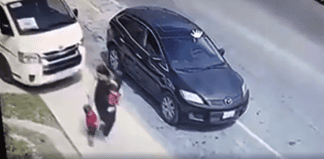 Mamá y sus dos hijos a punto de ser atropellados por una combi sin chofer