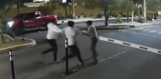 ¡Sin piedad! Sujetos golpean a guardia de seguridad en Sonora por hacer su trabajo