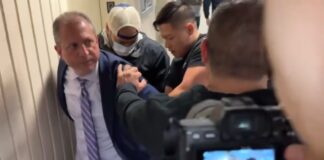 ICE arresta a Brad Lander en tribunal tras defender migrante | VIDEO