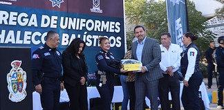 Entregan equipo de más de 44 millones de pesos a policías y agentes viales