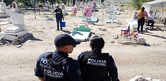 Refuerzan operativos policíacos en panteones por “Día de Muertos”