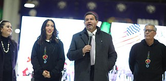 Visita alcalde a voluntarios y organizadores del Cuarto Gran Desfile Internacional Conmemorativo de Ciudad Juárez
