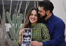 Con sonograma y varón al lado, confirma Andrea Chávez embarazo