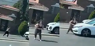 Mujer se arroja a cruce de autos en NL; está grave